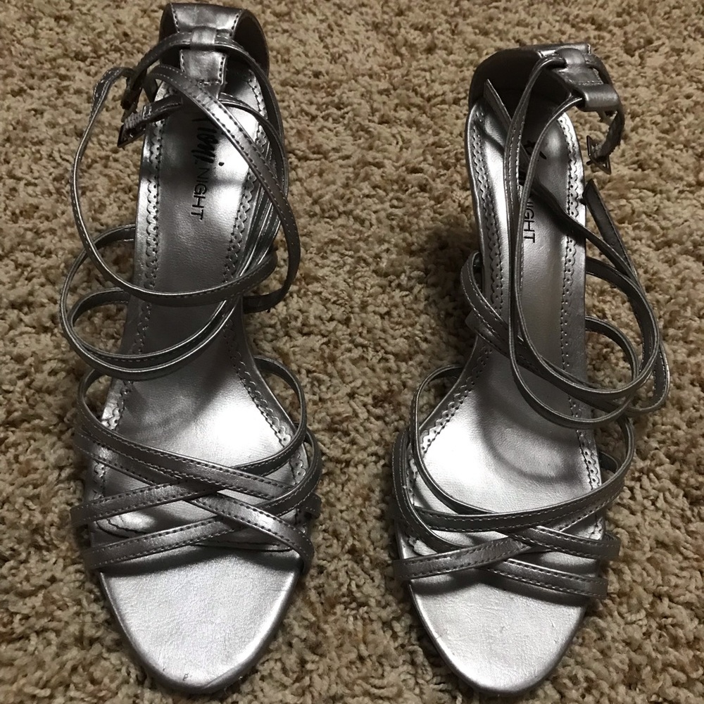 Size 7.5 shimmer grey high heeled shoes